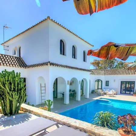 ヴィラ Mas Tranquila - A Stylish With Pool 150 M From The